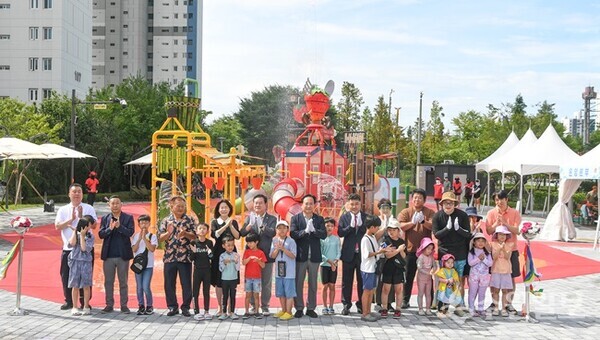 27일 아래뜰공원 물놀이장 개장식에서 이권재 오산시장(가운뎨)이 지역 내빈, 어린이 등과 함께 기념촬영을 하고 있다. (사진=오산시)