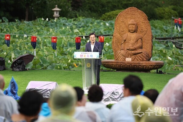 27일 저녁 제22회 봉선사 연꽃축제에서 김동연 경기도지사가 인사말을 하고 있다. (사진=경기도)