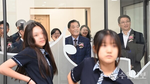 지난 7월18일 음악창작공간 ‘뮤트’ 개관식에서 이재준 수원시장을 비롯한 관계자들이 청소년들의 댄스 연습 장면을 보고 있다.(사진=수원시)