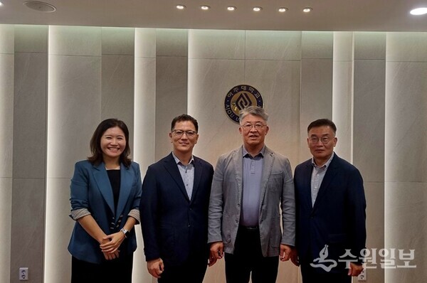 최기주 아주대학교 총장(오른쪽 두번째)과 조직위원회 관계자들이 위촉장 수여 후 기념촬영을 하고 있다. (사진=수원시)