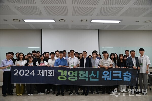 김근영 화성도시공사 사장을 비롯한 임직원들이 경영혁신 워크숍을 성황리에 마친 후 기념촬영을 하고 있다. (사진=화성도시공사)