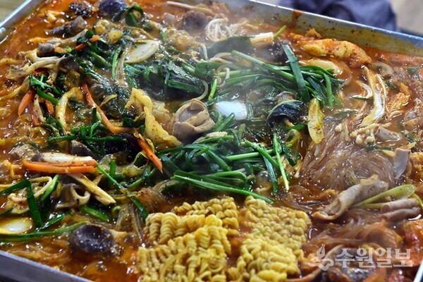 지동시장 순대타운 순대곱창볶음(사진=수원시)