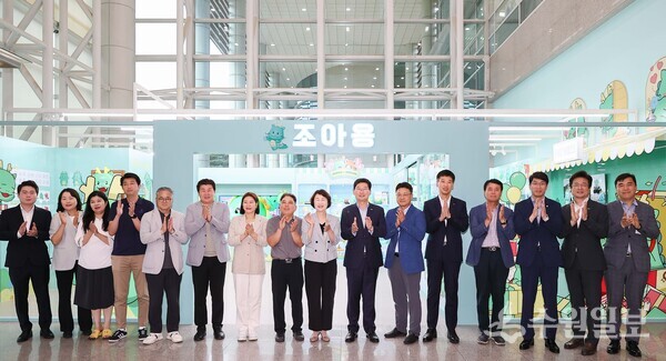 5일 용인시청사 1층에서 가진 '조아용 홍보존' 개소식에서 이상일 용인시장(오른쪽 7번째)을 비롯한 내빈들이 기념촬영을 하고 있다. (사진=용인시)