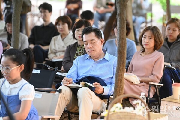 이재준 수원시장이 한 행사장에서 시민들과 함께 독서를 하고 있다.(사진=수원시)