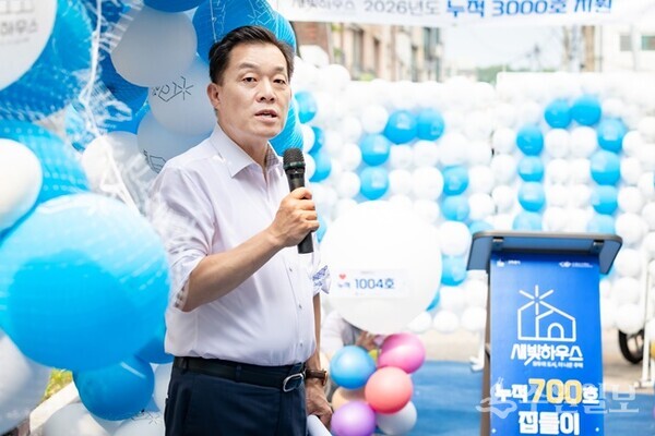 이재준 시장이 700번째 새빛하우스를 둘러본뒤 축하를 하고 있다.(사진=수원시)