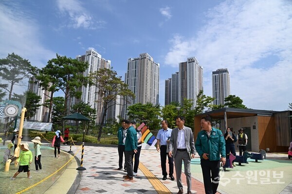 김근영 사장을 비롯, 화성도시공사 임원들이 관내 물놀이장에 대한 특별 합동점검을 실시하고 있다. (사진=HU공사)