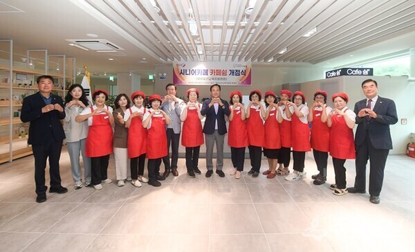 시니어카페쉼(Cafe ‘쉼’) 화성오산교육지원청 개점식에서 이재권 시장(가운데)이 지역내빈, 노인 일자리 참여자들과 함께 하고 있다. (사진=오산시)