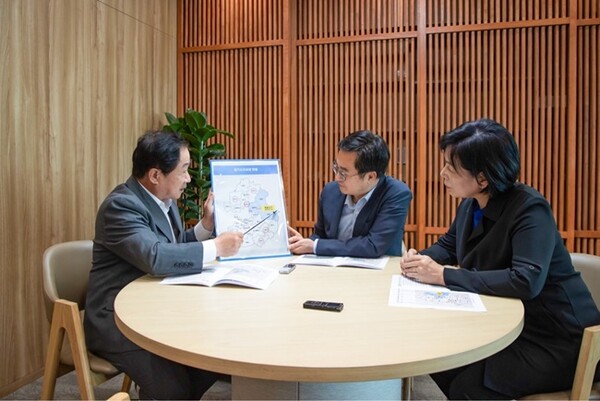 주광덕 남양주시장(왼쪽)이 최민희 의원(오른쪽)과 함께 김동연 지사에게 경기 동북부 공공의료원  건립의 남양주 후보지선정의 당위성을 설명하고 있다. (사진=남양주시)