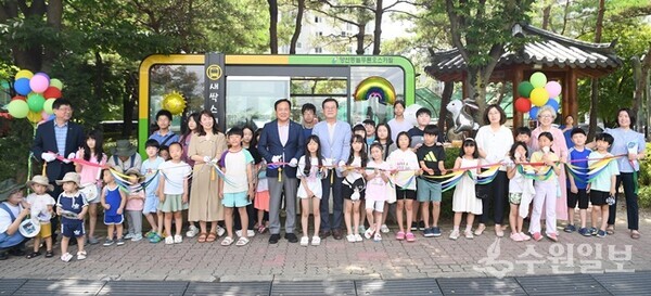 이권재 오산시장이 7일 양산동 늘푸른 오스카빌 아파트 앞에서 학부모, 어린이들과 새싹스테이션 6호 개소식을 갖고 있다. (사진=오산시)