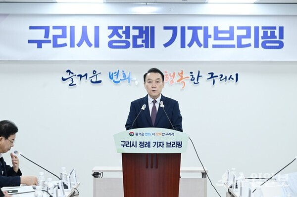 김완겸 구리시행정지원국장이 8일 정례 기자브리핑을 통해 ‘서울 편입 대시민 여론조사’ 결과를 발표하고 있다.(사진=구리시)