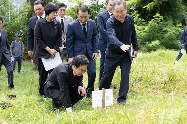김동연 경기도지사가 선감학원 희생자 공동묘역을 둘러보고 있다. (사진=경기도)