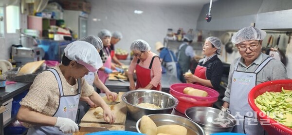매산초등학교 동문회 봉사모습. 매월 첫주 봉사를 하고 있다. (사진=수원일보)