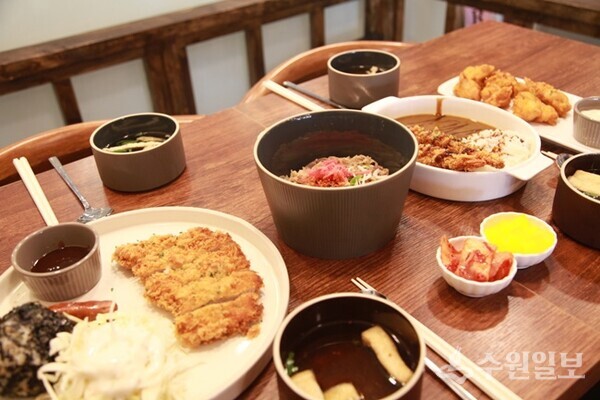 연희덮밥 대표 메뉴인 규동, 돈까스와 함께 사이드 메뉴 일본식 닭튀김 가라아게가 식욕을 자극한다. (사진=수원일보)