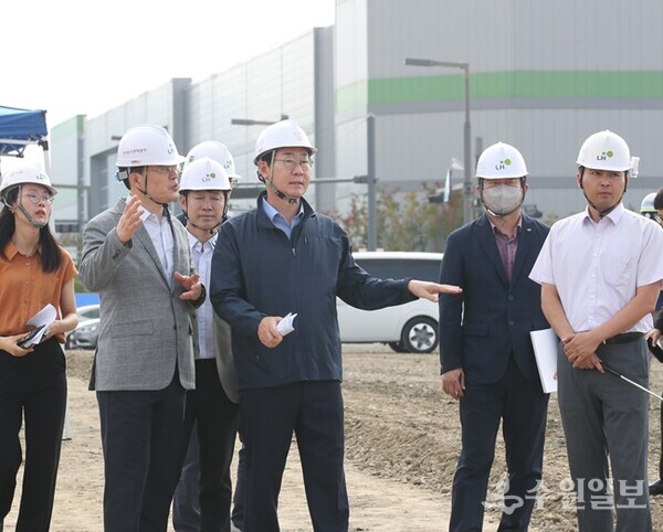 정명근 화성시장(가운데)이 관계자들과 함께 경부동탄터널 상부도로 공사현장을 점검하고 있다. (사진=화성시)