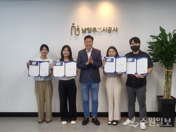 이계문 남양주도시공사 사장(가운데)이 ,‘도전! 청렴 골든벨’퀴즈대회' 우수직원과 함께 하고 있다. (사진=남양주도시공사)