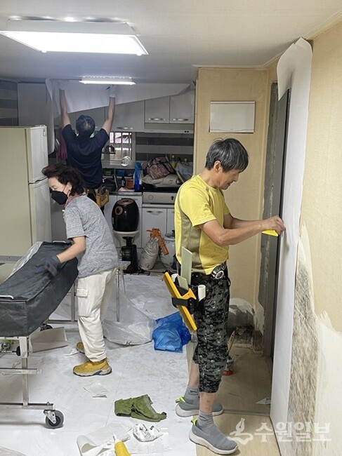 구리시자원봉사센터가 관내 어려운 이웃의 주거환경 개선작업을 하고 있다. (사진=구리시) 