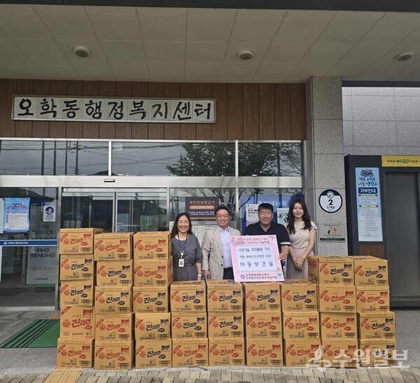 이학붕 ㈜동부건설 대표가 이상윤 오학동장에게 이웃돕기 라면을 기탁한 뒤 기념촬영을 하고 있다. (사진=여주시)