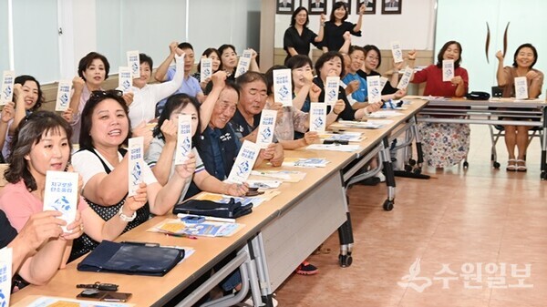 지난 8일 평동 행정복지센터에서 통장협의회를 대상으로 가진 ‘찾아가는 자원순환정책 설명회’에서 참석자들이 팜플렛을 들어 보이고 있다. (사진=수원시)