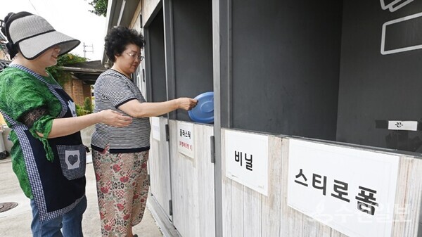 수원시 권선구 세류2동 자원순환역에 배치된 관리자가 주민에게 분리배출을 지도하고 있다.(사진=수원시)