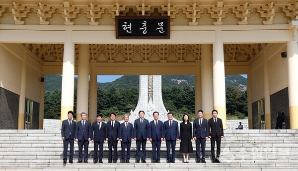 김진경 경기도의희 의장(오른쪽 두번째)이 전국 시·도의회 의장과 함께 국립대전현충원을 찾아 참배.분향한 뒤 함께 하고 있다. (사진=경기도의회)
