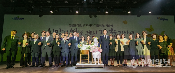 13일 화성시의회 의원들이 화성시 독립운동기념관 대강당에서 열린 ‘일본군 위안부 피해자 기림의 날’ 행사에서 함께 하고 있다. (사진=화성시의회)
