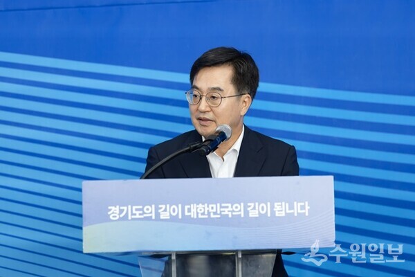 김동연 지사가 14일 도담소 기자간담회에서 후반기 중제과제 4개 경제분야 신규 사업 구상을 밝히고 있다. (사진=경기도) 