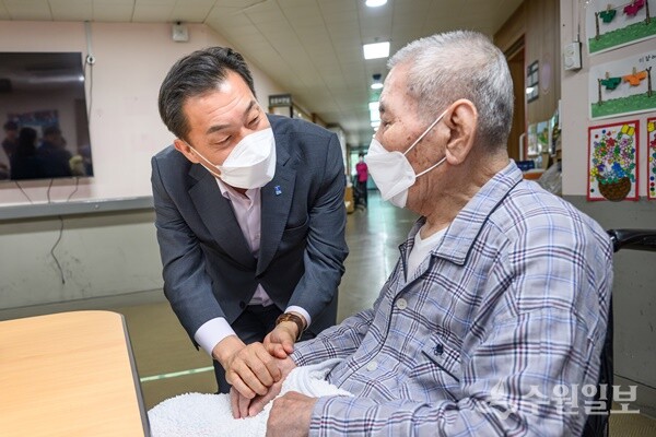 이재준 수원시장이 오성규 애국지사에게 감사 인사를 하고 있다. (사진=수원시)