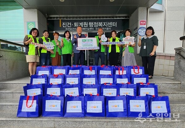 남양주시 진건읍 지역사회보장협의체 회원들이 진건퇴계원행정복지센터에  말복 맞이 영양가득 보양식을 전달한 뒤 기념촬영을 하고 있다. (사진=남양주시 진건퇴계원행정복지센터)