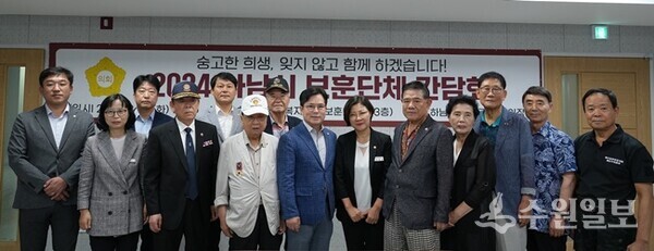 금광연 하남시의회 의장(가운데)이 보훈단체장들과 현장 간담회를 가진 뒤 기념촬영을 하고 있다.(사진=하남시의회)