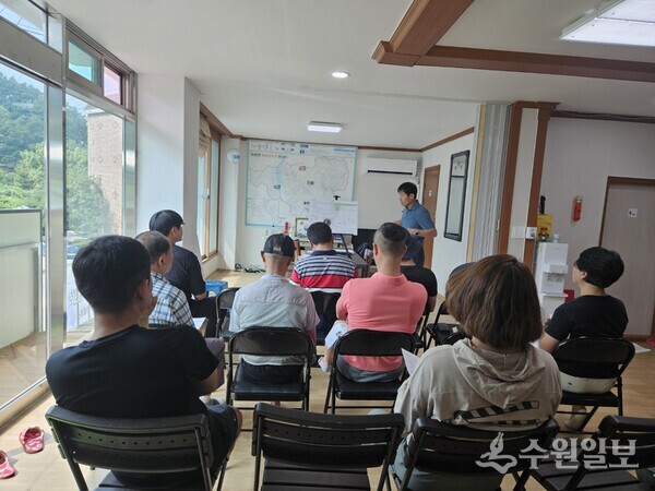 광주도시관리공사가 13일 광주시 원당리 마을회관에서 진공관로 구조 개선 사업에 대한 주민설명회를 갖고 있다. (사진=광주도시관리공사)
