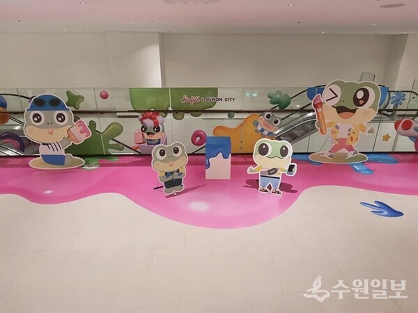 스타필드 수원에 전시한 '수원이'와 '뚜니'. (사진=수원시)