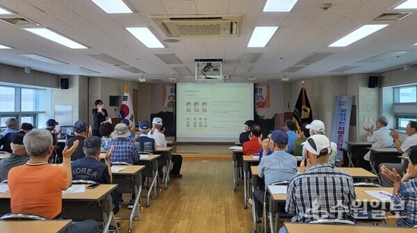 평택시가 대한민국 고엽제 전우회 평택지회에서 '찾아가는 치매 예방 교육'을 실시하고 있다. (사진=평택시)