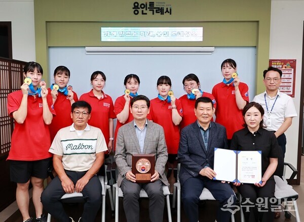 16일 이상일 용인시장(앞줄 왼쪽 두번째)이 직장운동경기부 볼링팀의 우승 트로피 봉납식을 가진 뒤 선수들과 기념촬영을 하고 있다. (사진=용인시)