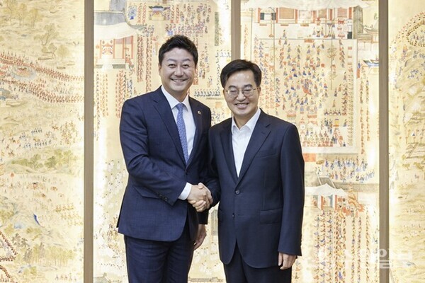 김진경 경기도의회 의장(왼쪽)이 16일 김동연 경기지사와 만나 인사를 나누고 있다. (사진=경기도의회)