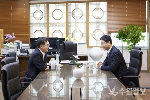 김진경 경기도의회 의장(오른쪽)과 김동연 경기지사가 ‘깜짝 회동’을 통해 민생 위기 대응을 위한 의회와 경기도 간 소통 강화방안을 논의하고 있다. (사진=경기도의회) 