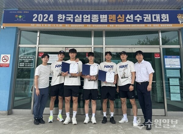 '2024 한국 실업 종별 펜싱선수권대회'에서 우수한 성적을 올린 광주시청 펜싱팀 선수들이 기념촬영을 하고 있다. (사진=광주시)