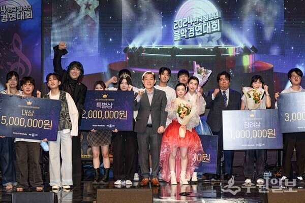 이재준 시장과 수상팀들이 기념촬영을 하고 있다. (사진=수원시)