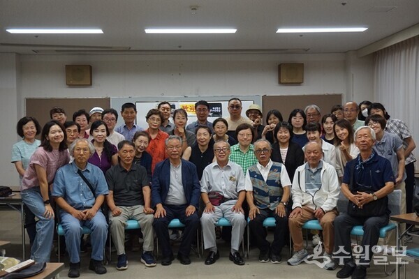화성연구회와 하리마한글연구회 회원들이 기념촬영을 하고 있다. (사진=김우영)