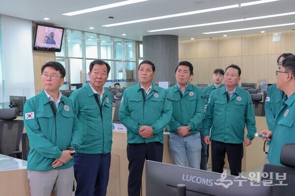 경기도의회 안전행정위원회 소속 의원들이 19일 경기도 재난안전대책본부를 방문, 관계공무원의 폭염상황에 대한 설명을 듣고 있다. (사진=경기도의회)