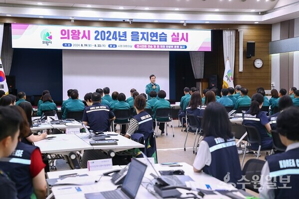 김성제 의왕시장이 2024년 을지연습의 시작을 알리기 위한 최초상황보고 회의에서 인사말을 하고 있다. (사진=의왕시)