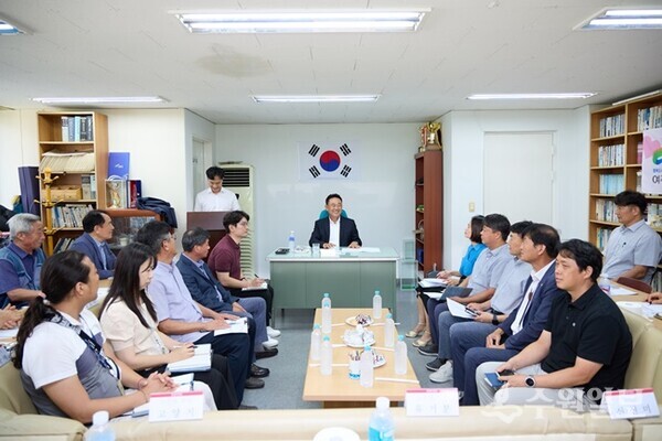 이충우 여주시장(정면)이 가남읍 신해3리 동남아파트에서 '찾아가는 주민 간담회'를 갖고 있다. (사진=여주시) 