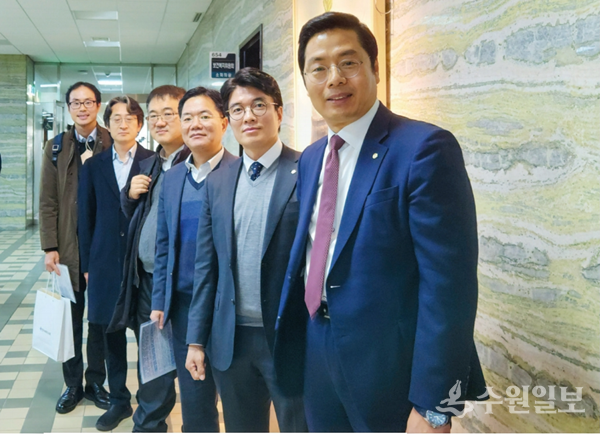 구재이 회장(오른쪽)을 비롯한  한국세무사회 33대 임원들이 건강보험 보수총액신고를 폐지하는 국민건강보험법 개정안 통과를 축하하며 포즈를 취하고 있다. (사진=한국세무사회)