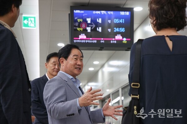 주광덕 남양주시장이 별내선 이용 불편사항을 점검하면서 시민들과 대화를 나누고 있다.(사진=남양주시)