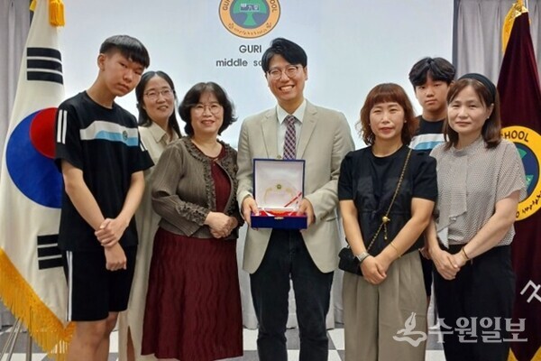 김한슬 구리시의원(가운데)이 모교에 장학금 370만원을 전달한 뒤 학교측으로부터 '자랑스러운 구리인상'을 받은 뒤 관계자들과 기념촬영을 하고 있다. (사진=구리시의회)