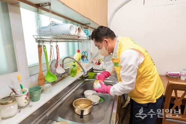 이재준 시장이 강OO(92, 여) 할머니 집에서 설거지를 하고 있다. (사진=수원시)