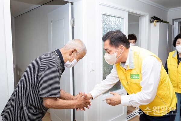이재준 시장이 이OO(81, 남) 할아버지와 인사하고 있다. (사진=수원시)