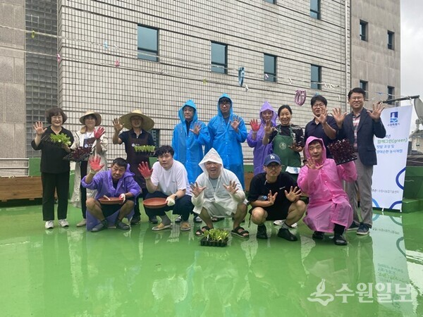 함께그린 텃밭 조성에 참여한 공동체·관계자가 단체사진을 찍고 있다. (사진=수원시)