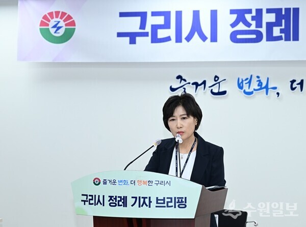 김진희 구리시 경제재정국장이 정례 기자브리핑을 통해 지역경제 활성화를 위한 특단의 대책을 설명하고 있다. (사진=구리시)
