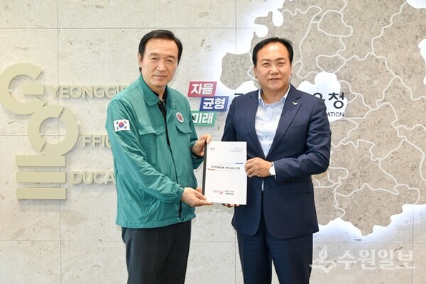 이권재 오산시장(오른쪽)이 임태희 경기도교육감을 만나 교육현안 관련 주요 건의사항을 전달하고 있다. (사진=오산시)