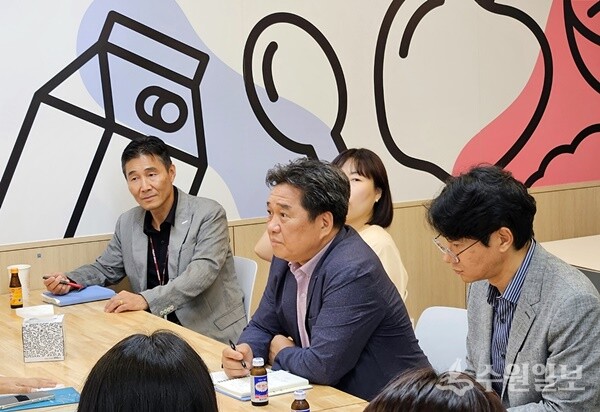 김호겸 의원(가운데)이 22일 수원 고색중학교 급식시설을 방문, 조리종사자의 근무 환경 및 처우개선 방안 등에 대한 의견을 듣고 있다. (사진=경기도의회)